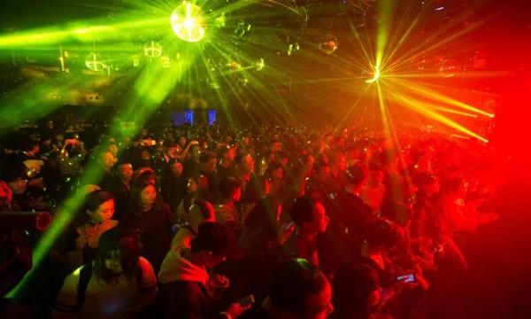 歌曲《蹦迪857》中的动感dj风格,可以完全点燃全身的音乐细胞,也让人