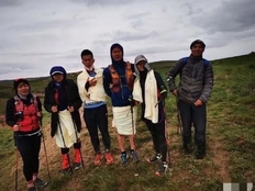 获救选手合照让牧羊人靠边站遭网暴 #连救6人的牧羊人回应不在意合照站一边#