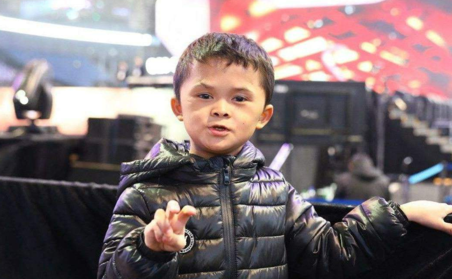 照片里的人其实并非马云本人,而是一名年仅7岁的叫范小勤的小男孩.