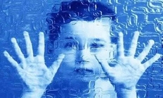 什么叫自闭症孩子,儿童自闭症什么症状表现，孩子自闭症早期表现有哪些