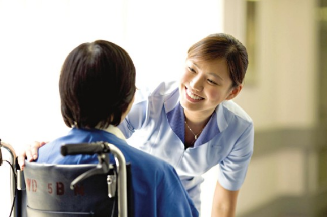 照顾老人的护工一个月多少钱做护工的工作情况以及真实收入